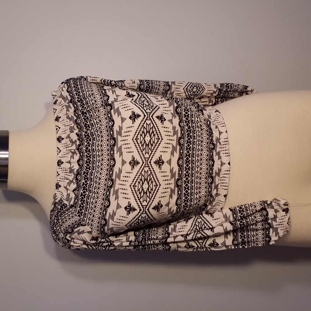 3/$25 H&M S Black Cream Tribal geometric print Top crop